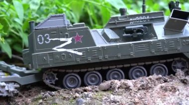 Kamera yavaşça Rus zırhlı aracını geçiyor.
