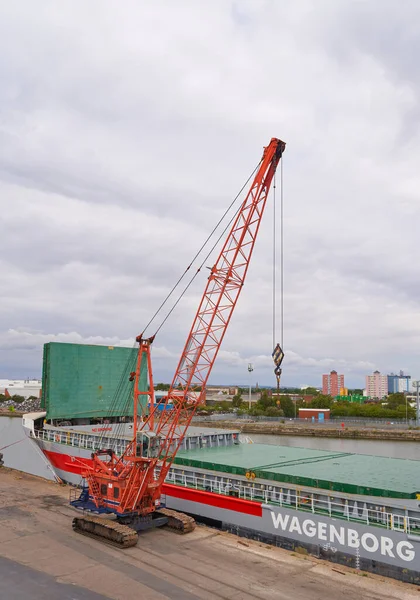 Tracked Crane Dock Next Cargo Ship — Foto Stock