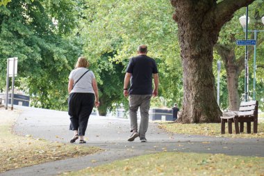 Nottingham, İngiltere 'de şehir nehir yolunda yürüyen insanlar.