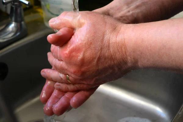 Mannelijke Handen Spoelen Met Water — Stockfoto