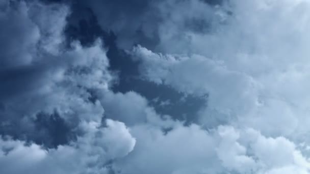 Nuvens brancas céu azul loop sem costura. Tempo nublado timelapse — Vídeo de Stock