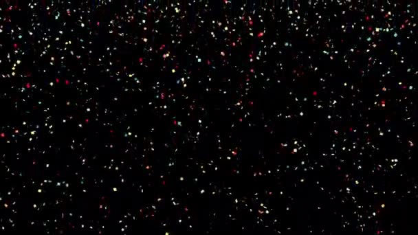Kolorowe konfetti wpadające w płynną pętlę. Uroczysty jasny brokat na czarno — Wideo stockowe