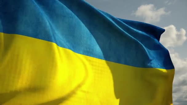 Movimiento lento del viento de la bandera ucraniana ondeando contra el cielo — Vídeos de Stock