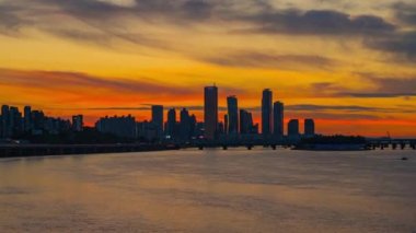 Gökdelenler Yeoeuido. Finansal Bölge ve Kaçakçılık. Seul 'ün Sunset Başkenti, Kızıl Gök ve Ateşli Güneş, Güney Kore. (yakınlaştır)