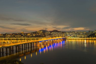 Trafik ve Günbatımı. Dongho Köprüsü Han Nehri Seul Şehri, Güney Kore.