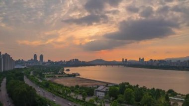 Seul şehrinin ufuk çizgisi ve Güney Kore 'deki Namsan kulesi olan Han Nehri' nin hava günbatımı manzarası. (yakınlaştır)
