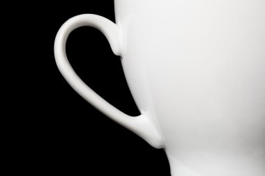 Siyah arkaplanda beyaz kupa