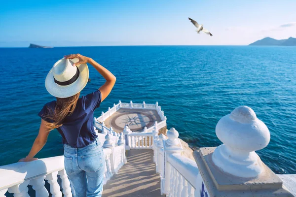 Giovane donna turistica spensierata con cappello da sole che gode della vista sul mare al Balcon del Mediterraneo a Benidorm, Spagna. Vacanze estive in Spagna — Foto Stock
