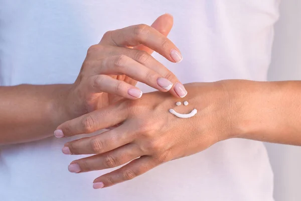 使用护手霜的女人手部护肤使用保护霜或保湿霜的妇女。手部护理或皮肤护理概念 — 图库照片