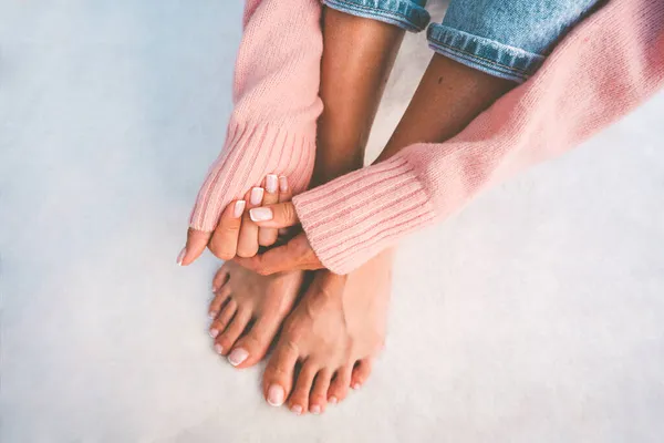 Elegante mujer manos y pies con hermosa manicura francesa y pedicura sobre un fondo blanco con espacio de copia. concepto de pancarta de salón de manicura — Foto de Stock