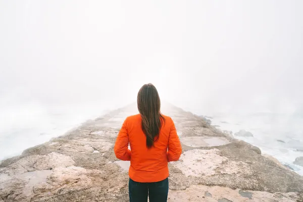 Estrada para lado nenhum. Uma mulher sozinha na estrada nebulosa ou enevoada. Mulher perdida em pensamentos. Sente-se só — Fotografia de Stock