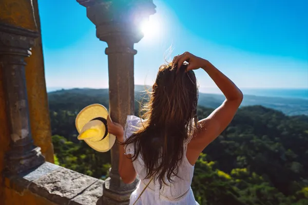 Giovane turista donna godendo bella vista durante la soleggiata giornata estiva. Vacanza concetto di vacanza — Foto Stock