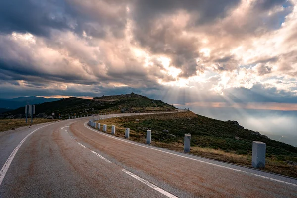 Горная дорога на закате. Пустая асфальтовая дорога через горы природного парка Серра-да-Эстрела, Северная Португалия — стоковое фото