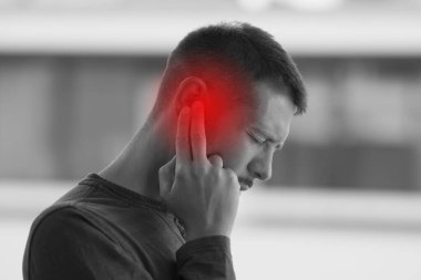Kulak ağrısı ya da kulak ağrısı olan bir adam. Otitis.