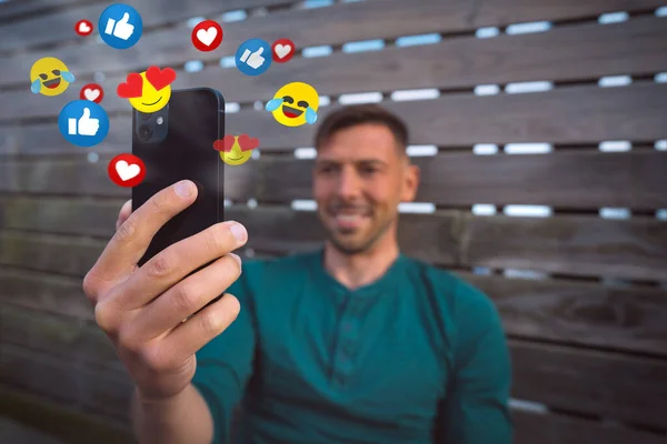Vlogger transmitiendo un video en vivo. Hombre feliz usando smartphone con redes sociales o transmisión en vivo — Foto de Stock