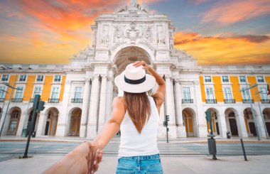 Beni takip edin. Lizbon 'da erkeklerin elini tutan ve yürüyen bir turist kadın. Tatilde bir çift. Birlikte seyahat ediyoruz.
