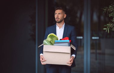 Üzgün adam bir ofis işinden kovuldu. Ofis çalışanı işini kaybetti. İşten atılma veya işten atılma.