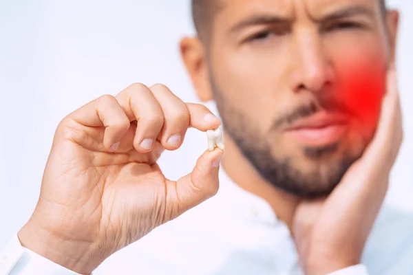 Mann fühlt Schmerzen nach Zahnextraktion oder Operation zur Entfernung von Zähnen — Stockfoto