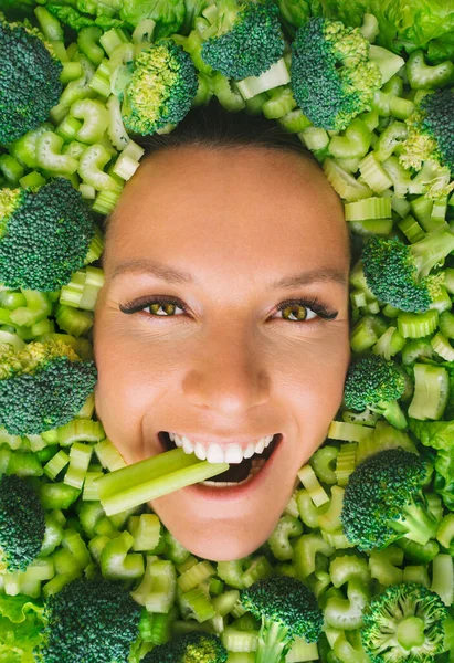 Mujer joven con verduras. Comer alimentos saludables concepto — Foto de Stock