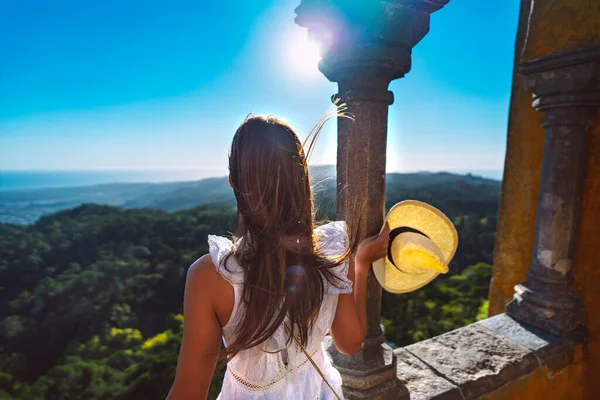Donna turistica godendo di libertà e bella vista sulle montagne a Sintra. Momento ispiratore della vita — Foto Stock
