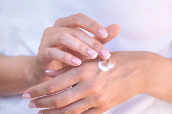 Primer plano de las manos de la mujer con crema hidratante o crema para las manos. Manos cuidado de la piel. — Foto de Stock