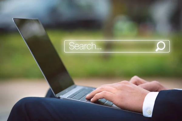 Homme d'affaires avec ordinateur portable de recherche d'informations dans Internet. Barre de recherche Internet. Recherche en ligne. Concept de réseau. — Photo