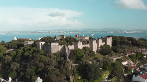 Вид с воздуха на замок Сан-Хорхе или замок Сен-Жорж в Лиссабоне, Португалия Видеоклип
