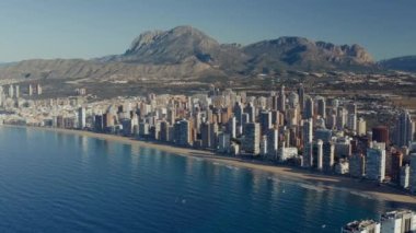 İspanya 'nın Benidorm şehrinde sabah güneşinin hava görüntüsü