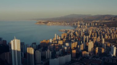 Sabahın erken saatlerinde İspanya 'da Benidorm' un hava manzarası. Benidorm şehri gökdelenleri gün doğumunda