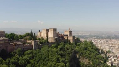 Granada şehrinin Alhambra saraylı panoramik manzarası. İspanya