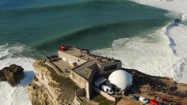 Вид с воздуха на гигантские волны Атлантического океана в Назаре, Португалия Лицензионные Стоковые Видео