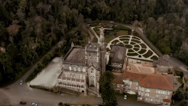 Αεροφωτογραφία του πολυτελούς ξενοδοχείου παλάτι που περιβάλλεται από όμορφο κήπο, Serra do Bussaco — Αρχείο Βίντεο