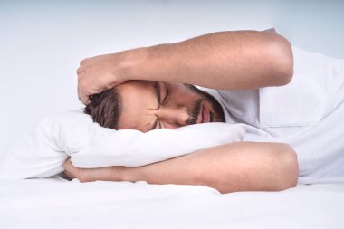 Duygusal stres altında olan genç bir adam gerginlik, baş ağrısı, migren ya da depresyon yüzünden acı çekiyor.