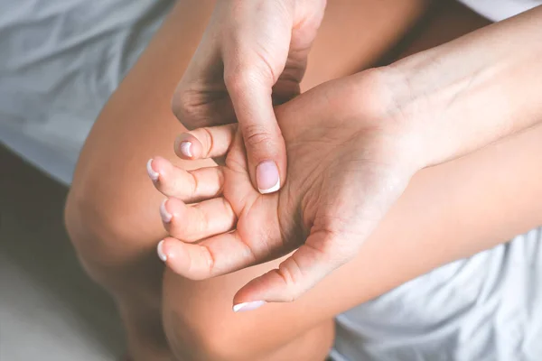 Kobieta cierpiąca na ból dłoni lub palca. Drętwienie dłoni lub drętwienie kończyn. Masowanie bolesnej dłoni — Zdjęcie stockowe