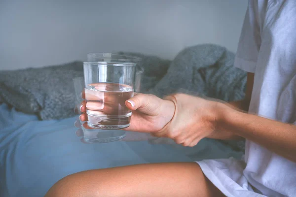 Zittern oder Händeschütteln. Frau mit zittrigen Händen, die an Parkinson-Symptomen oder essenziellen Zittern leiden. — Stockfoto