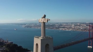 Portekiz 'in Lizbon şehrinde bulunan Kral Santuario de Cristo Rei' nin Sığınağı etrafındaki hava görüntüleri.