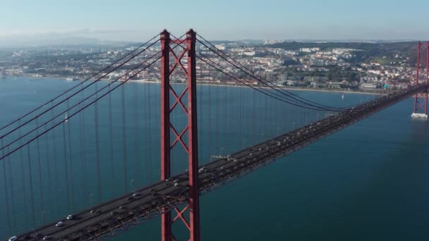लिस्बन शहर, पोर्तुगाल मध्ये 25 डी एप्रिल ब्रिजवर कार रहदारीचे हवाई दृश्य व्हिडिओ क्लिप