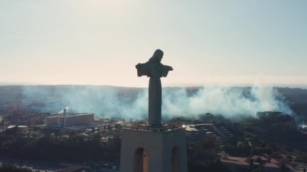 Rekaman udara Sanctuary of Christ the King, Santuario de Cristo Rei di kota Lisbon, Portugal Stok Video Bebas Royalti