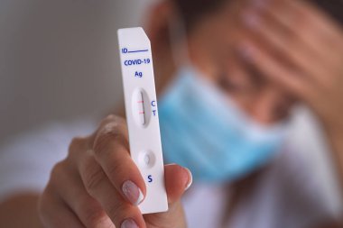 Hızlı covid antijen testi yapan hasta bir kadın ya da kovid 19 pozitif sonuçlu ekspres kovid testi. Koronavirüs enfeksiyonu olan kadın.