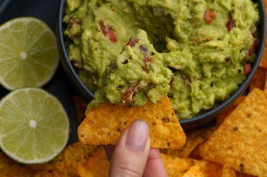 Lezzetli tortilla cipsi ya da taze ev yapımı guacamole soslu nachos.
