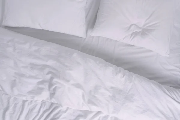 Vista superior de la cama blanca con almohadas — Foto de Stock