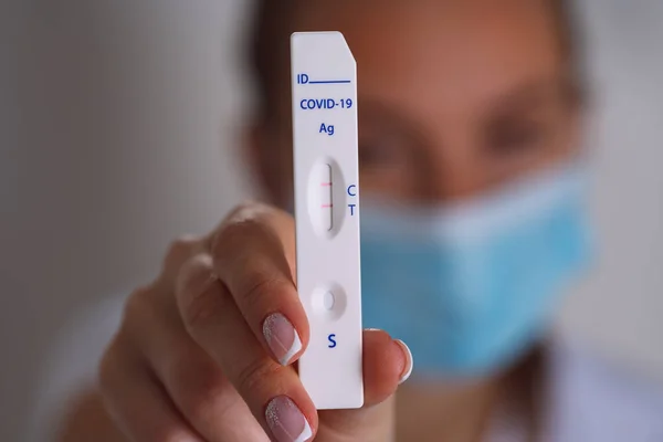 긍정적 인 코로나 바이러스 검사로 열렬 한 검사를 하는 여성 — 스톡 사진