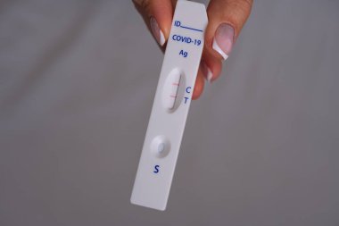 Hızlı covid antijen testinin kapatılması veya covid-19 pozitif sonuçlu covid testi