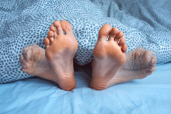 Mujer que sufre de calambres en los pies, calambres en las piernas o espasmos musculares mientras duerme. Dolor de pies o dolor de pies por la noche. Síndrome de piernas inquietas —  Fotos de Stock
