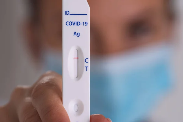 Closeup de mulher mostrando teste expresso covid com resultado de coronavírus negativo — Fotografia de Stock