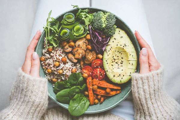 Woman holding plate with vegan or vegetarian food. Healthy plant based diet. Healthy dinner or lunch. Buddha bowl with fresh vegetables. Healthy eating — Stock Photo, Image