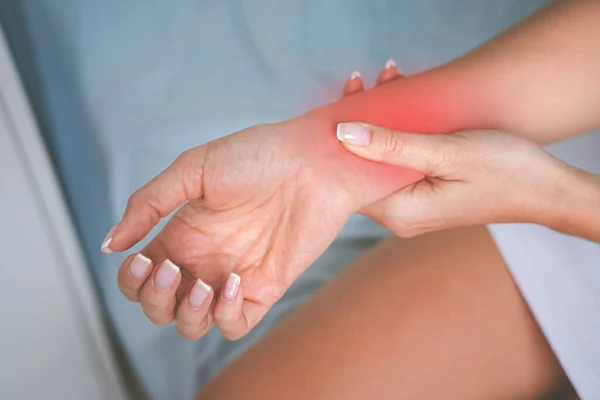 목동맥 터널 증후군 이 있는 여자. 여성들은 손이나 손목에 감각 이 없고, 따끔 거리고, 통증을 느낀다. 손 의상 처, 관절염 혹은 신경 질환 — 스톡 사진