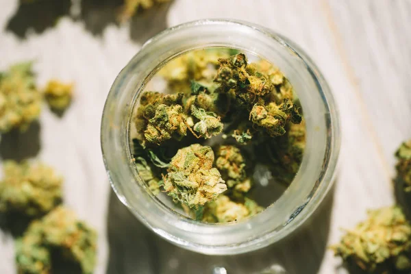 Primer plano de marihuana medicinal o brotes de flores de cannabis en frasco de vidrio —  Fotos de Stock