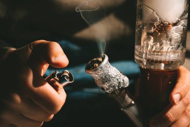 Ot, tıbbi marihuana ya da pipodan esrar içen bir adamı yakından çek. Esrar ve ot yasallaştırma kavramı. Yüksek kalite fotoğraf