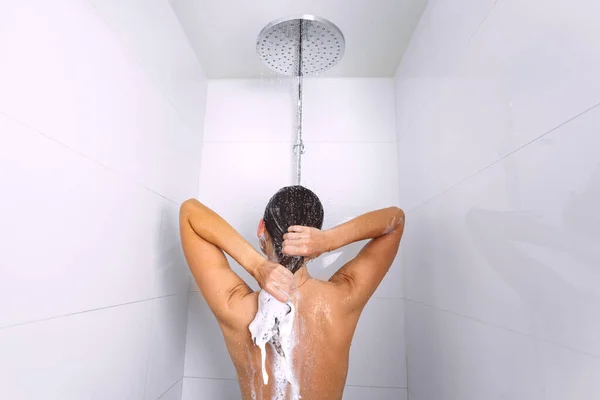 Widok Tyłu Młodej Kobiety Biorącej Prysznic Myjącej Włosy Szamponem Pod — Zdjęcie stockowe